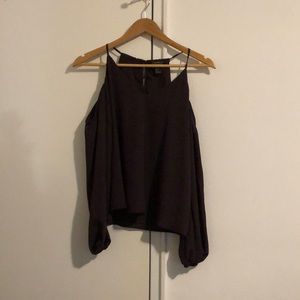 Open shoulder long-sleeved shirt